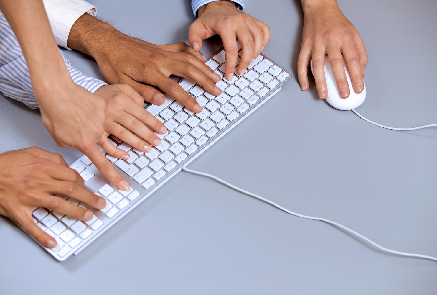 mains qui tapent sur un clavier